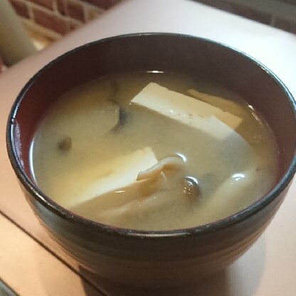こんばんは～♪しめじと豆腐で(^-^)いつもと違う旨味たっぷりお味噌汁になりました(*^-^*)